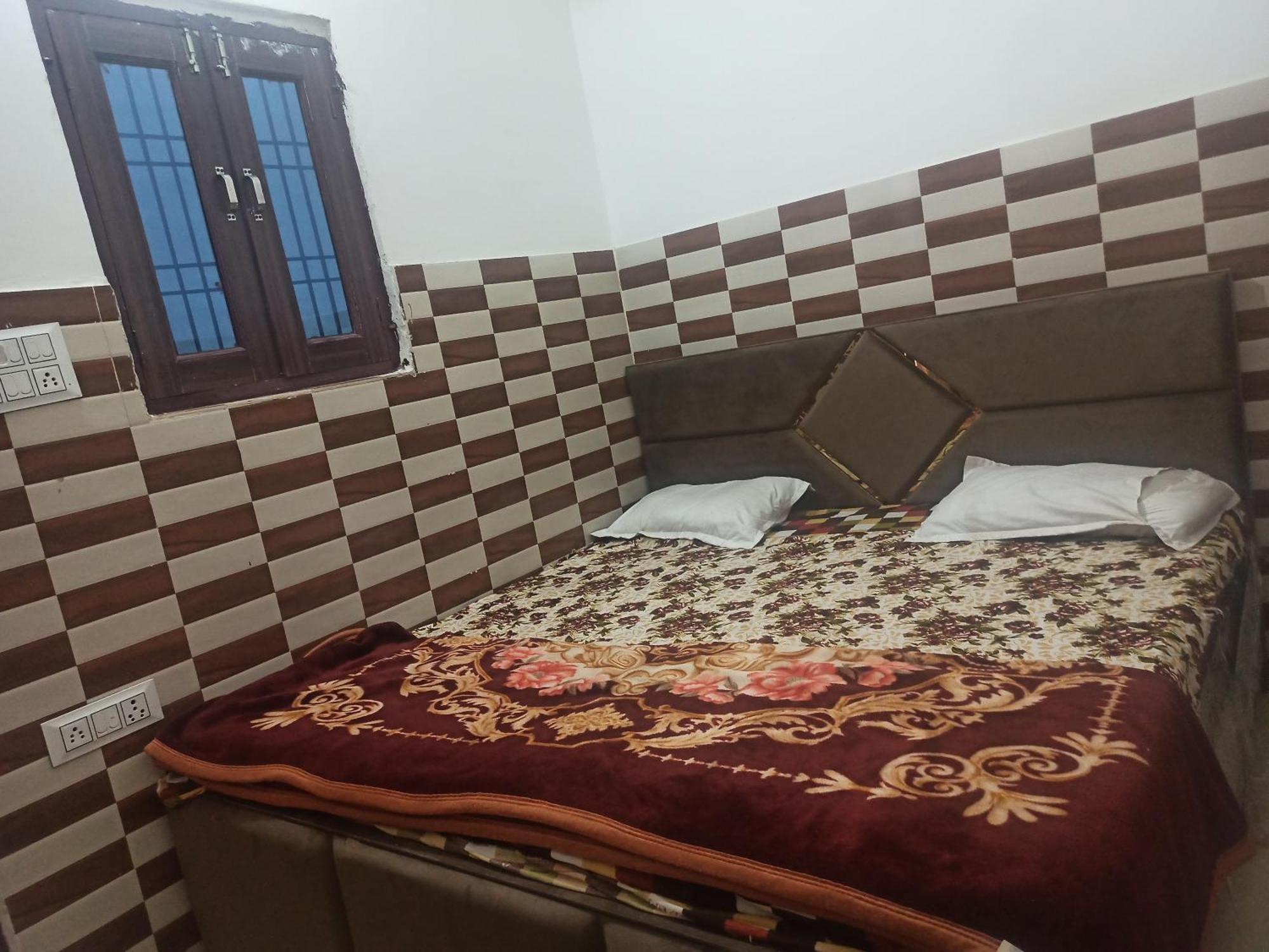 Mero Vrindavan Dham Hotel Bagian luar foto