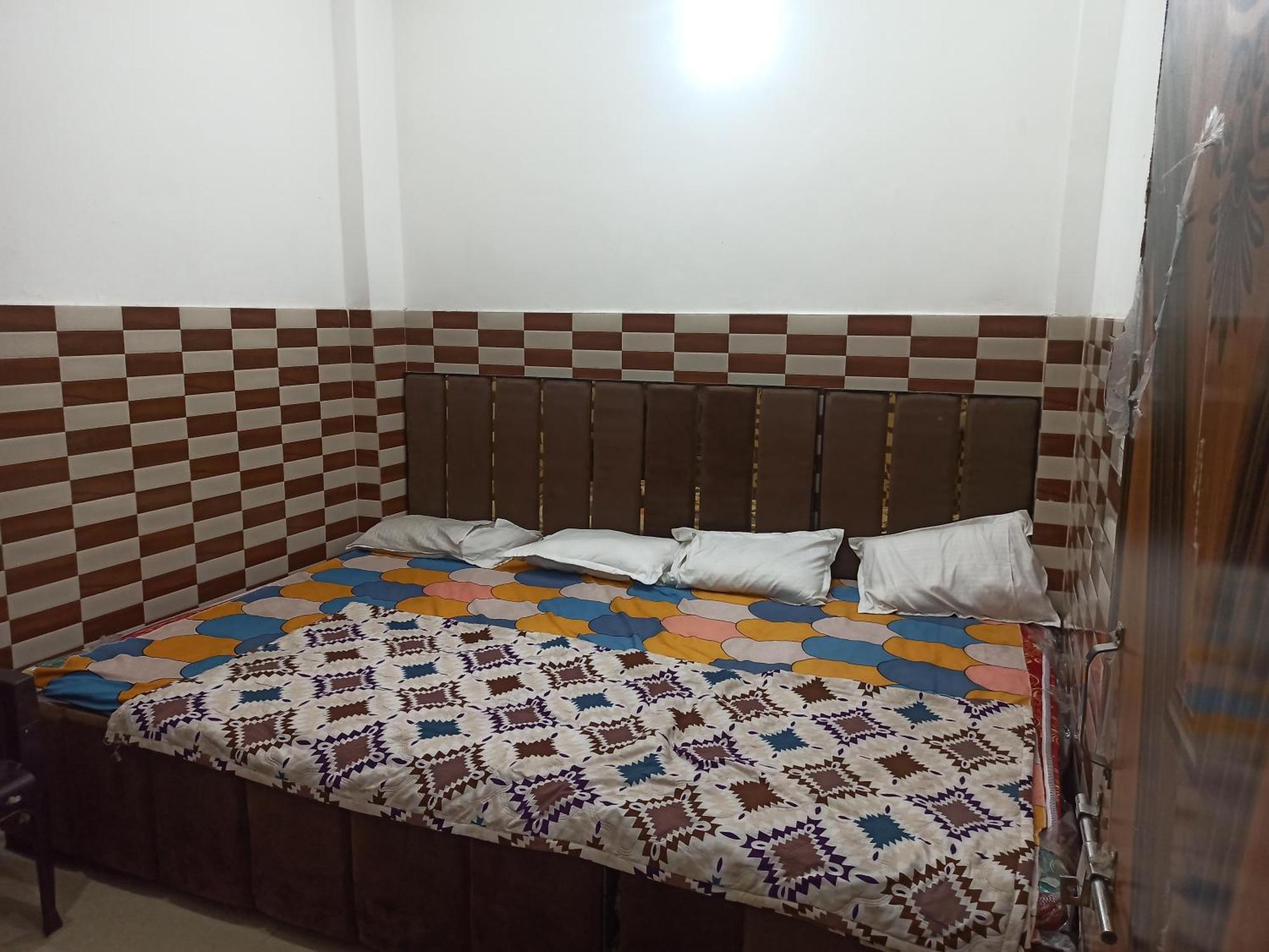 Mero Vrindavan Dham Hotel Bagian luar foto
